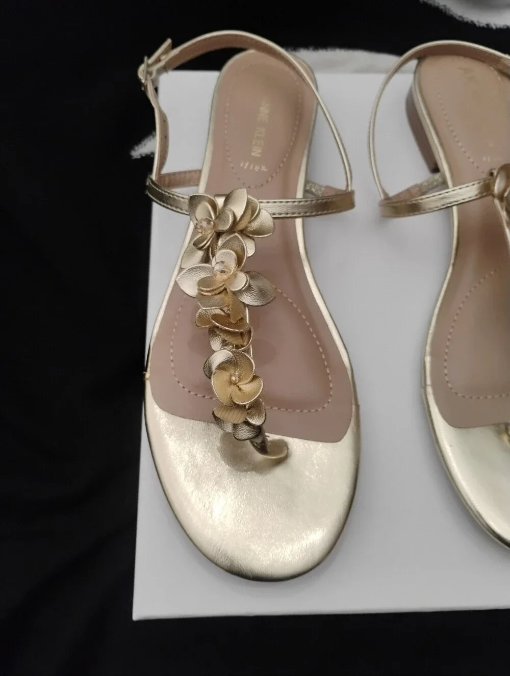 Anne Klein Flavia Iflex Metallic Gold Floral Embellished Thong Sandals Sz 10 NEW